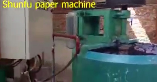 Маленькая рабочая сцена машины для производства папиросной бумаги 787